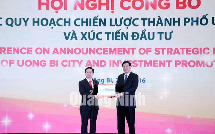 Đồng chí Nguyễn Đức Long, Chủ tịch UBND tỉnh trao Hồ sơ quy hoạch cho đại diện lãnh đạo TP Uông Bí.