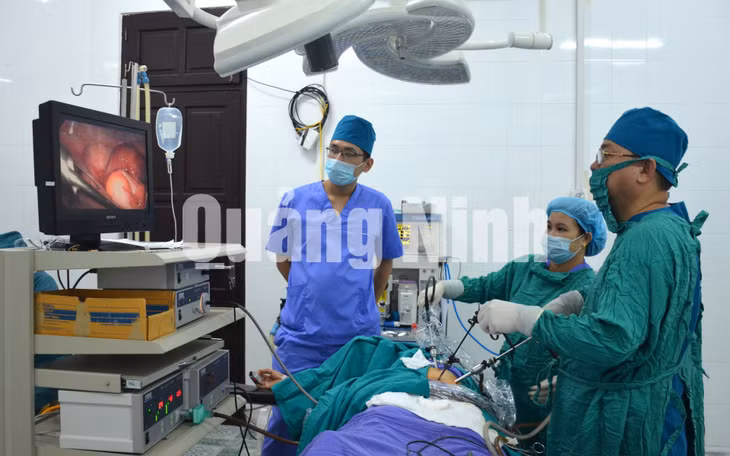 Phẫu thuật cắt u xơ tử cung cho người bệnh tại Trung tâm Y tế huyện Tiên Yên (11-2019). Ảnh: Nguyễn Hoa