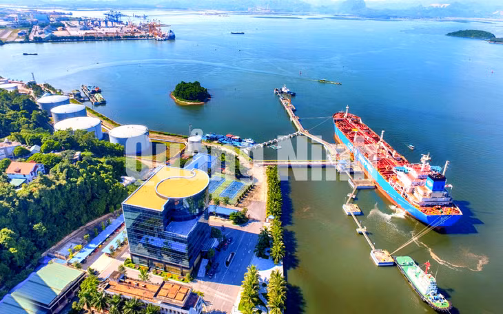 Tàu vào làm hàng tại cảng B12 (8-2017). Ảnh: Hùng Sơn