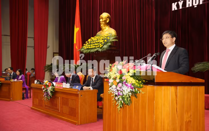 Đồng chí Nguyễn Văn Thắng, Phó Bí thư Tỉnh ủy, Chủ tịch UBND tỉnh, báo cáo trước kỳ họp về tình hình KT - XH và công tác chỉ đạo, điều hành của UBND tỉnh 6 tháng đầu năm; nhiệm vụ, giải pháp 6 tháng cuối năm 2019 (7-2019). Ảnh: Đỗ Phương