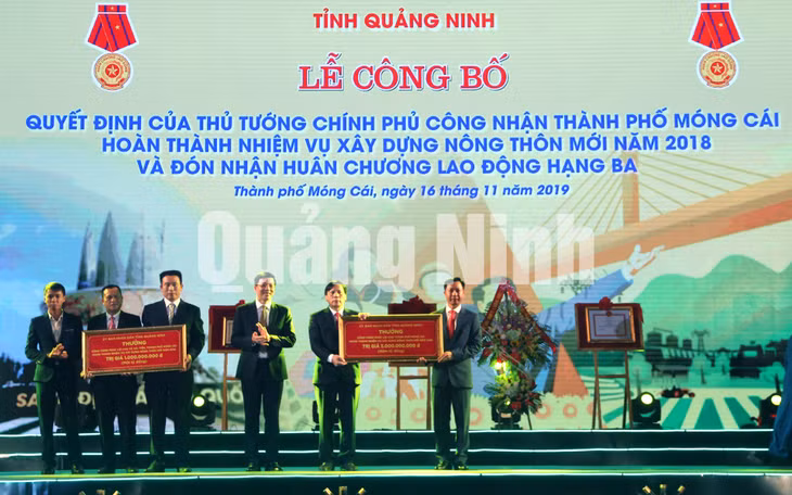 UBND tỉnh khen thưởng TP Móng Cái và UBND xã Hải Tiến vì có thành tích xuất sắc trong thực hiện chương trình xây dựng NTM (11-2019). Ảnh: Hữu Việt