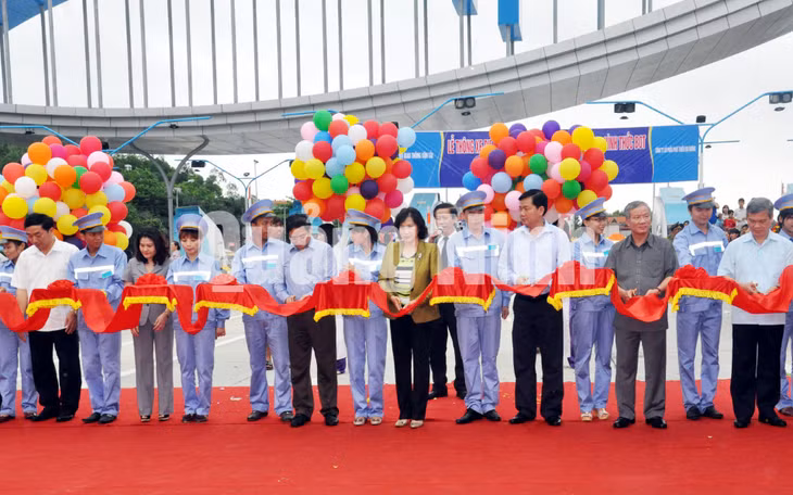 Sáng 18-5-2014, tại TP Hạ Long, Bộ Giao thông Vận tải và UBND tỉnh tổ chức lễ khánh thành, thông xe đoạn Uông Bí - Hạ Long. Ảnh: Thái Cảnh