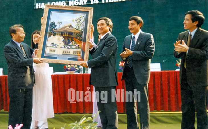 Nguyên Chủ tịch nước Trần Đức Lương thăm và tặng quà lưu niệm cho Công ty (14-2-2004).