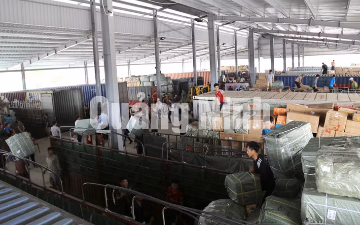 Cán bộ Chi cục Hải quan Cửa khẩu Móng Cái kiểm tra hàng hóa tại điểm kiểm tra hàng hóa tập trung cầu Bắc Luân II (8-2019). Ảnh: Hữu Việt