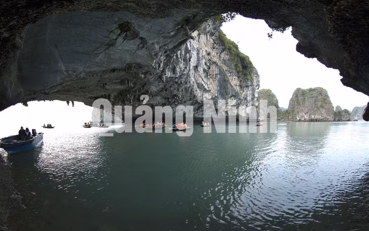 Khách du lịch thăm quan các hang động trên Vịnh Hạ Long. Ảnh: Khánh Giang