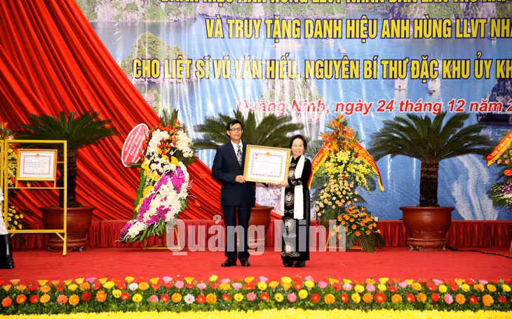 Thừa ủy quyền của Chủ tịch nước, Phó Chủ tịch nước Nguyễn Thị Doan trao danh hiệu Anh hùng LLVTND cho liệt sỹ Vũ Văn Hiếu, ông Vũ Hồng Hưng, cháu ruột của liệt sỹ Vũ Văn Hiếu đại diện gia đình đón nhận.
