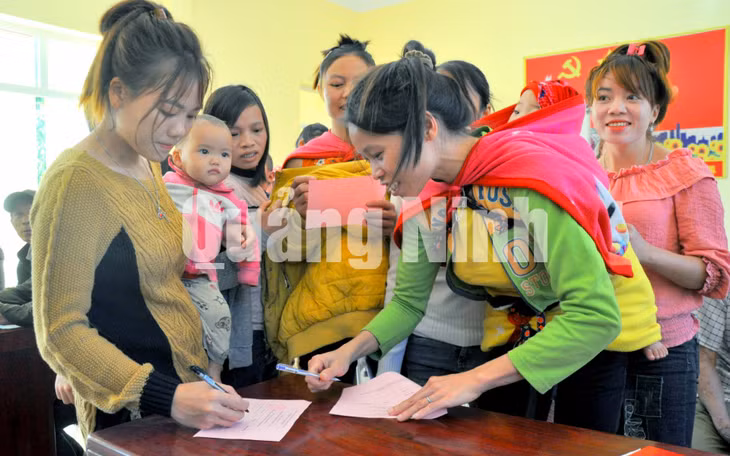 Cử tri thôn Khe Và, thị trấn Bình Liêu bỏ phiếu bầu trưởng thôn nhiệm kỳ 2020-2022 (1-2020). Ảnh: Minh Hà.