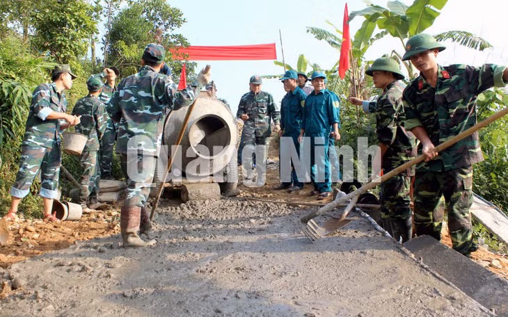 LLVT huyện Ba Chẽ hành quân dã ngoại tham gia làm đường bê tông tại xã Đồn Đạc. Ảnh: Quang Minh