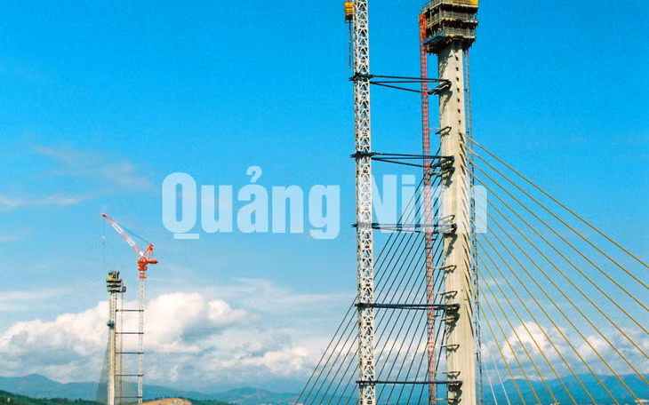 Xây dựng cầu Bãi Cháy. Ảnh: Khánh Giang