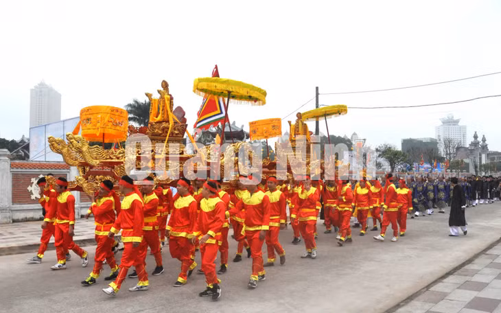Lễ rước thần được thực hiện trang trọng (3-2018). Ảnh: Hữu Việt