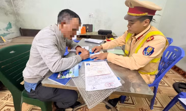 Vụ xe tải cản đường xe cứu thương: Xử phạt thêm lái xe cứu thương ảnh 2 Xe tải liên tục tạt đầu xe cứu thương, quyết không nhường đường - Báo Quảng Ninh điện tử