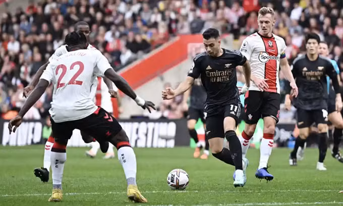 Arsenal (áo đen) lần thứ hai không thắng ở Ngoại hạng Anh mùa này, tại Southampton hôm 23/10. Ảnh: Reuters