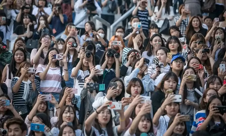 "Văn hoá thần tượng" ở Hàn Quốc những năm gần đây phát sinh nhiều "biến tướng". Ảnh: SCMP.