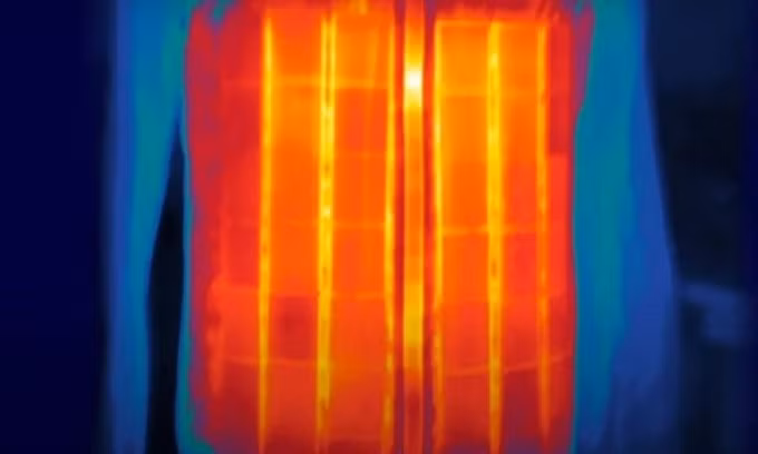 Các tấm graphene giúp áo khoác tàng hình khi soi bằng camera hồng ngoại. Ảnh: Vollebak