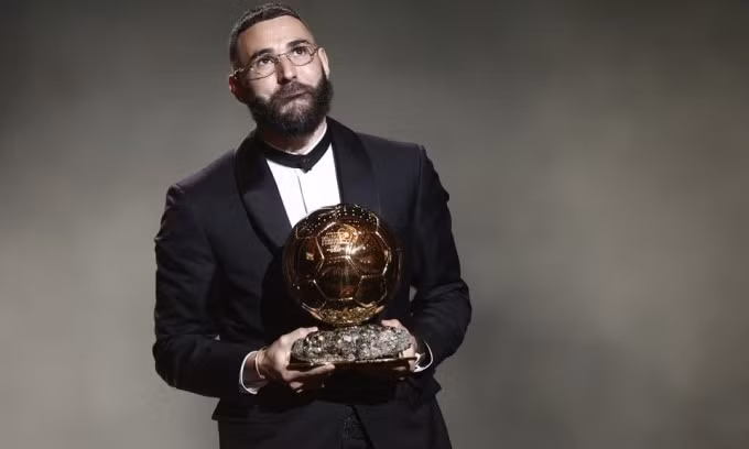 Benzema cho rằng bản thân được nhiều người giúp đỡ khi giành Quả Bóng Vàng. Ảnh: Reuters.