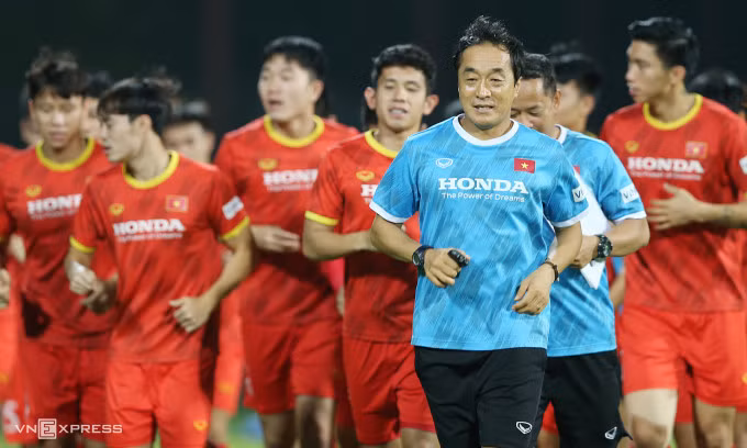 Lee Yong-jin (áo xanh) hướng dẫn các cầu thủ Việt Nam tập luyện ở vòng loại World Cup 2022, tại UAE hồi tháng 6/2021. Ảnh:Lâm Thỏa