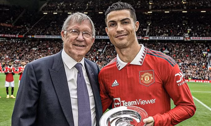 Ronaldo (phải) và thầy cũ Alex Ferguson trước trận gặp Newcastle trên sân Old Trafford, thành phố Manchester, Anh hôm 16/10. Ảnh: ESPN