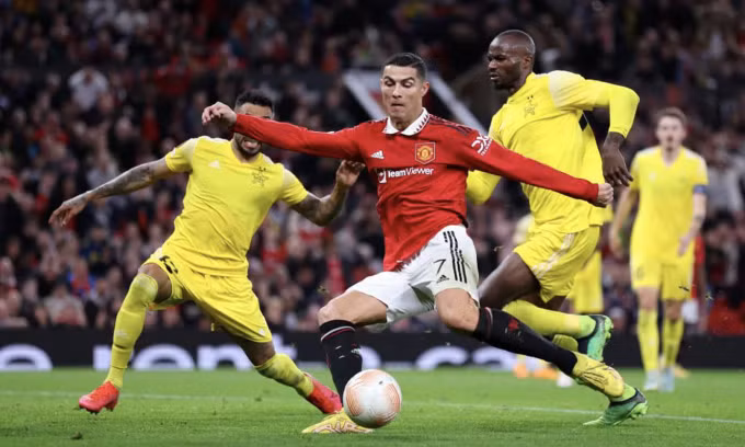 Ronaldo đá bồi tung lưới Sheriff trên sân Old Trafford tối 27/10. Ảnh: UEFA