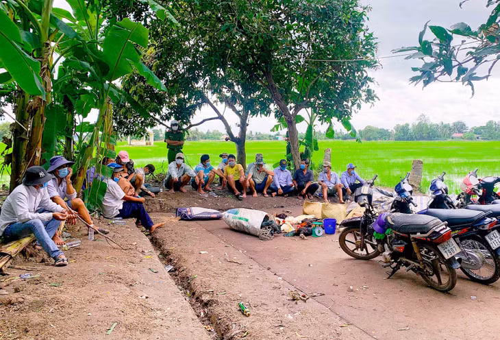 Các đối tượng đánh bạc cùng tang vật.
