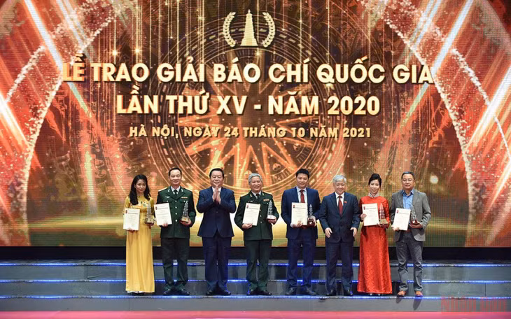 Ban Tổ chức trao giải cho các tác giả, nhóm tác giả đoạt giải A giải Báo chí quốc gia lần thứ XV năm 2020. Ảnh: Hội đồng giải Báo chí quốc gia.