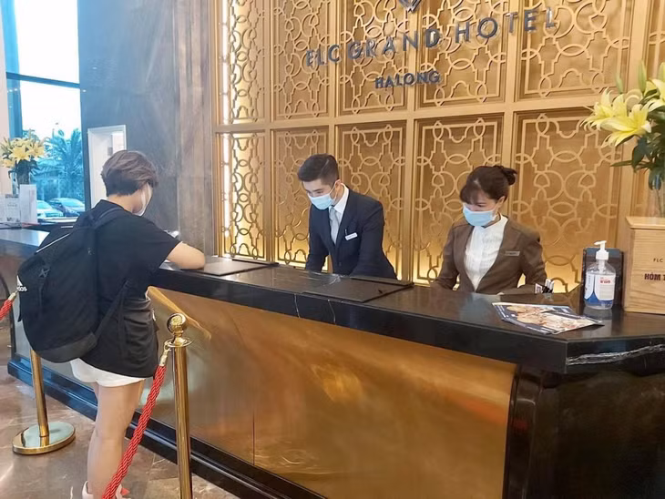 Các quy định về phòng chống dịch luôn được nhân viên quần thể du lịch nghỉ dưỡng FLC Hạ Long chấp hành nghiêm túc.
