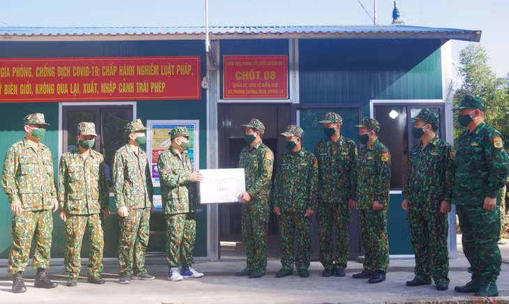 Đại tá Nguyễn Thanh Hải, Chính ủy BĐBP tỉnh tặng quà, động viên CBCS đang làm nhiệm vụ tại chốt quản lý, bảo vệ biên giới và phòng chống dịch Covid -19 số 8, Đồn BPCK Hoành Mô.
