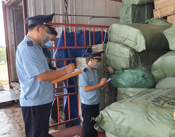 Chi cục Hải quan cửa khẩu Móng Cái kiểm soát công tác phòng chống dịch và hàng hóa tại cửa khẩu Bắc Luân II.