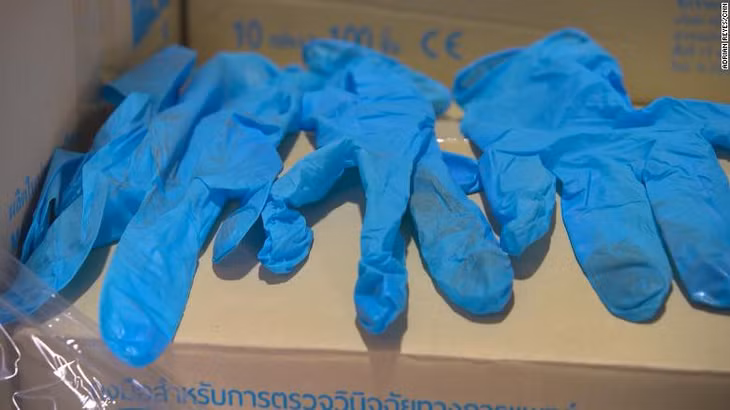 Găng tay Nitrile do một công ty Thái Lan xuất khẩu sang Mỹ. Ảnh: CNN