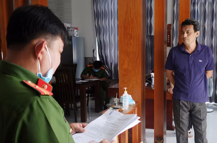 Cơ quan CSĐT Công an tỉnh An Giang tống đạt quyết định khởi tố bị can và thi hành lệnh bắt tạm giam đối với Bùi Quốc Việt.