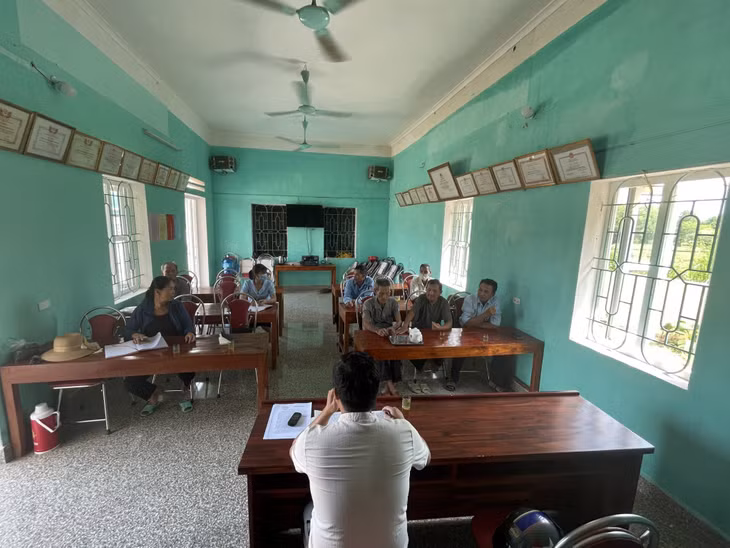 Buổi hội ý, thống nhất cách làm của các đảng viên lão thành Chi bộ thôn 7, xã Quảng Long, sau khi đi khảo sát một số vườn chè của thôn.