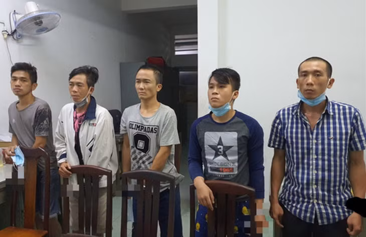 5 đối tượng trong băng trộm nghiện ma túy chuyên trộm xe máy vừa bị Công an quận 11 triệt phá.