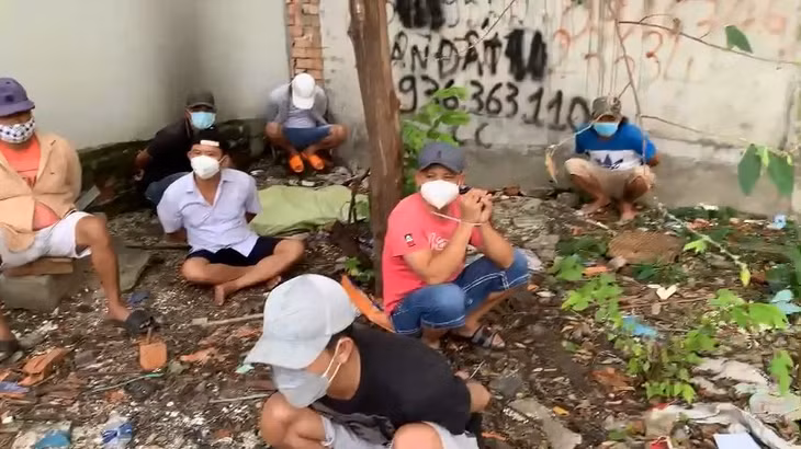 Nhiều đối tượng bị bắt giữ tại sới bạc đá gà ăn tiền. Ảnh: CA