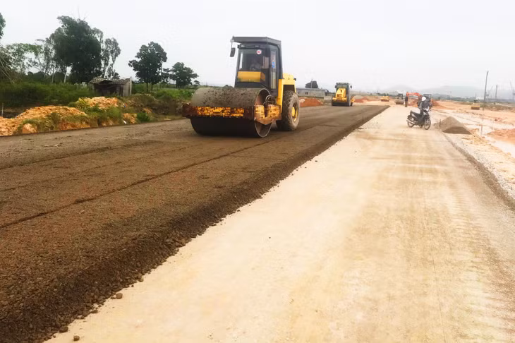 Hạng mục đường dẫn đã bắt đầu thi công cấp phối đá dăm