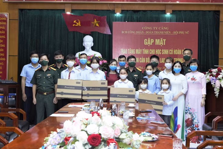 Công ty Cảng - Chi nhánh Tổng Công ty Đông Bắc trao tặng máy vi tính cho con cán bộ, công nhân viên, lao động của đơn vị có hoàn cảnh khó khăn, tháng 10/2021.
