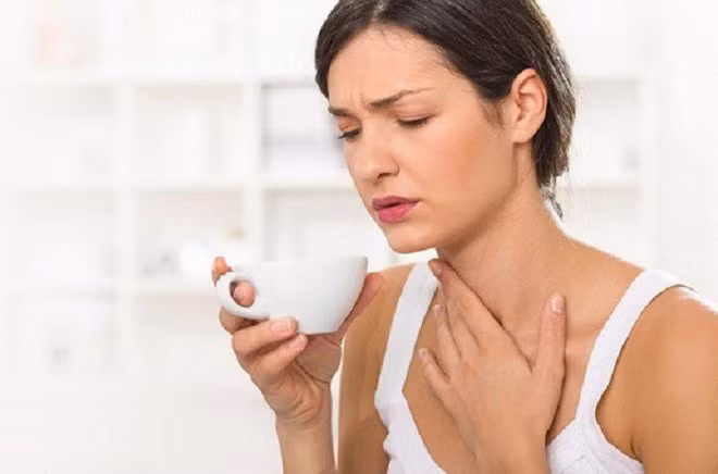 Các triệu chứng muộn thường do khối u phát triển tại chỗ và xâm lấn gây ra.