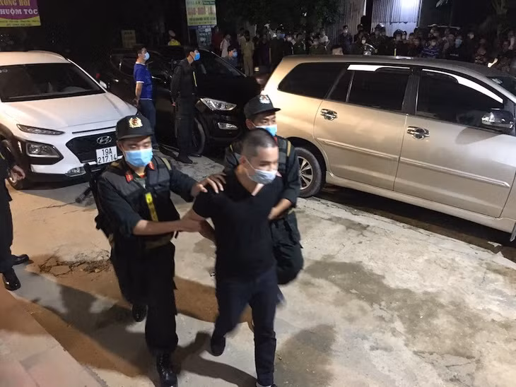 Các đơn vị nghiệp vụ thuộc Công an tỉnh Phú Thọ dẫn giải một trong các đối tượng