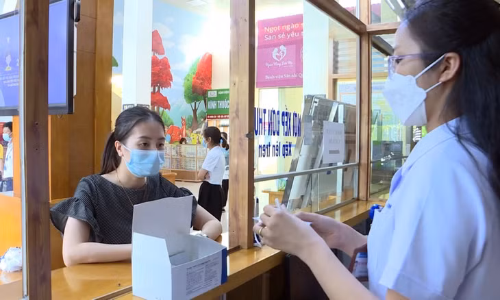Người dân có thể mua test nhanh Covid-19 tại nhà thuốc Bệnh viện Sản Nhi Quảng Ninh. Ảnh: Trúc Linh