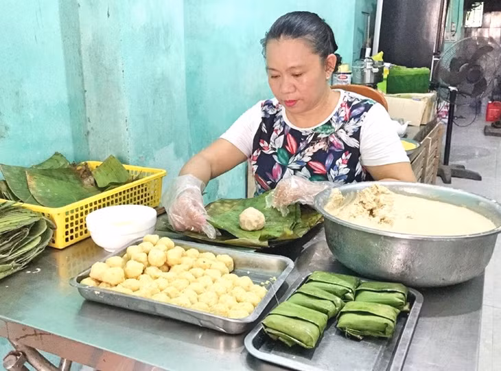 Chị Hoàng Thị Mai Anh (khu 6, phường Quảng Yên, TX Quảng Yên) từ nguồn Quỹ hỗ trợ phụ nữ nghèo đã phát triển cơ sở làm bánh mật, cho thu nhập ổn định.