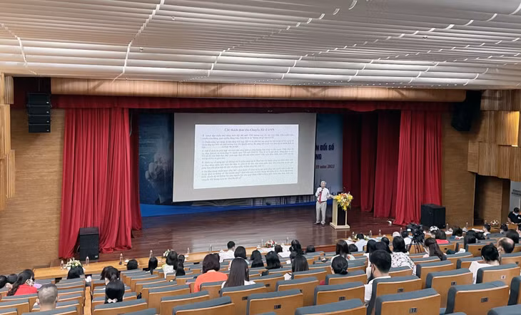 Đông đảo người dân của TP Hạ Long tham dự Hội thảo Đẩy nhanh mức độ trưởng thành chuyển đổi số tại địa phương, đơn vị và cộng đồng, ngày 4/10.