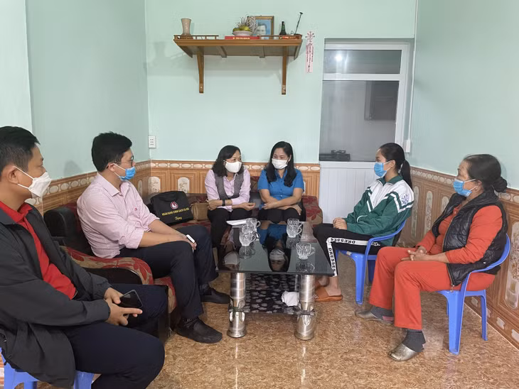Lãnh đạo Ngân hàng Chính sách xã hội chi nhánh Quảng Ninh động viên em Vũ Thị Thu Huyền, thị trấn Ba Chẽ, huyện Ba Chẽ.