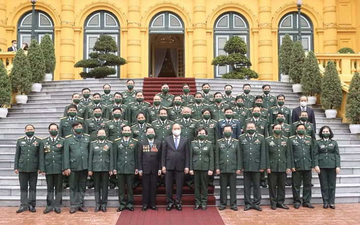 Chủ tịch nước Nguyễn Xuân Phúc chụp ảnh cùng đoàn đại biểu doanh nhân cựu chiến binh. (Ảnh: Lâm Khánh/TTXVN)
