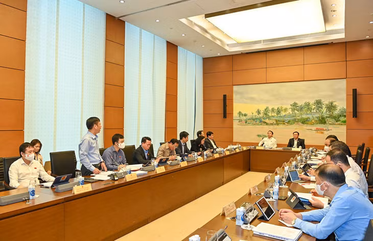 Sáng 21/10, tại Nhà Quốc hội, các đại biểu Quốc hội thảo luận tại tổ về kinh tế - xã hội và ngân sách nhà nước. (Ảnh: DUY LINH - THỦY NGUYÊN)