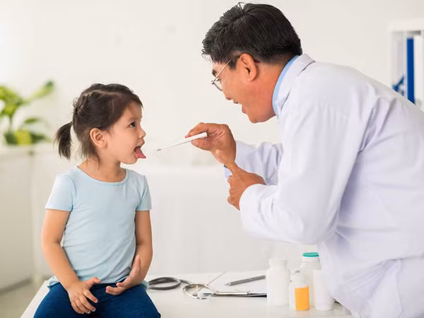 Bệnh viêm phế quản gây ra các cơn ho déo dài.