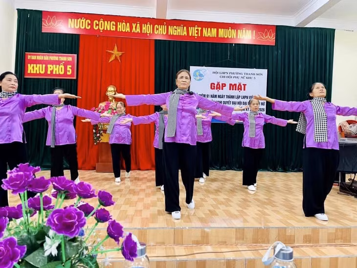 Chi hội Phụ nữ khu 5 (phường Thanh Sơn, TP Uông Bí) tổ chức gặp mặt kỷ niệm 91 năm Ngày thành lập Hội LHPN Việt Nam.