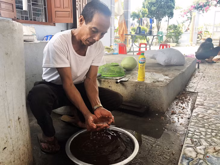Nguồn nước giếng của người dân thôn Tân Phong (xã Quan Lạn) hiện không đảm bảo vệ sinh.