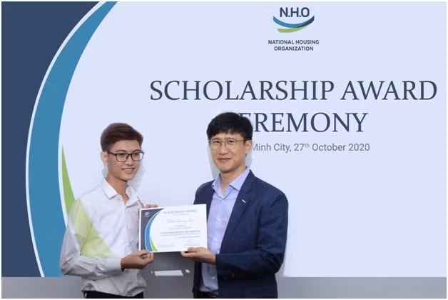 Đại diện lãnh đạo N.H.O trao học bổng cho một học sinh hiếu học.