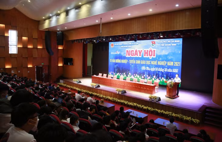 Quang cảnh ngày hội tư vấn.