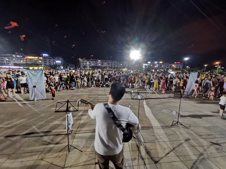 Anh Nghiêm Xuân Mạnh biểu diễn guitar tại quảng trường. (Ảnh nhân vật cung cấp)
