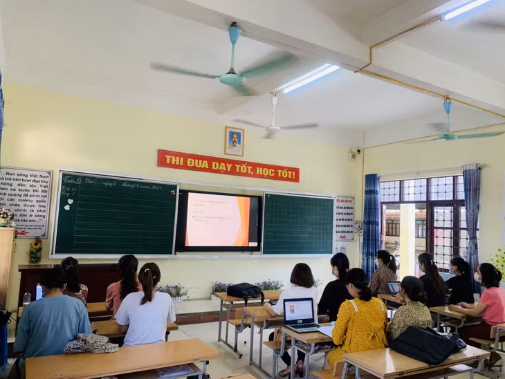 Giáo viên Trường TH-THCS-THPT Nguyễn Bỉnh Khiêm (TP Hạ Long) tập huấn chương trình GDPT 2018.
