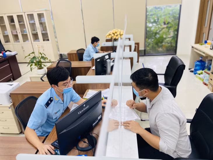 Đại diện Công ty TNHH Cung ứng hàng hoá Thăng Long trao đổi với cán bộ chuyên quản phụ trách hoạt động của doanh nghiệp về những kế hoạch nhập khẩu trong thời gian tới.